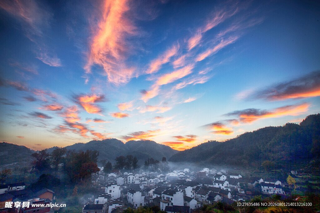 山间小城的绚烂黄昏美景