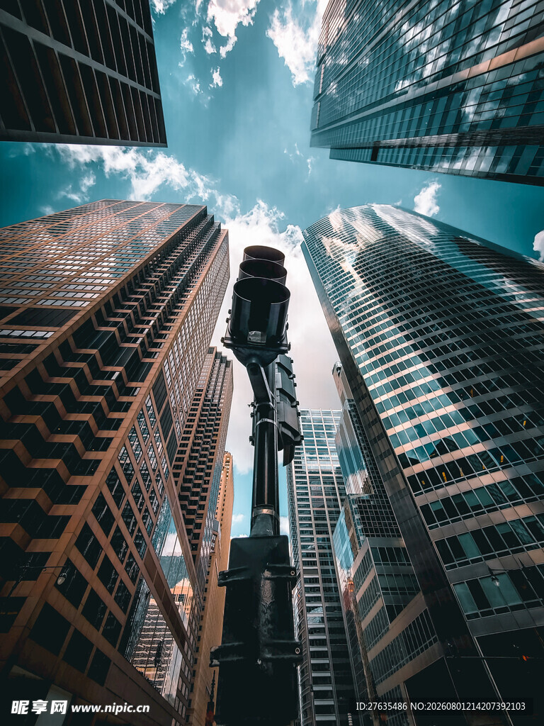 仰视都市摩天大楼景观