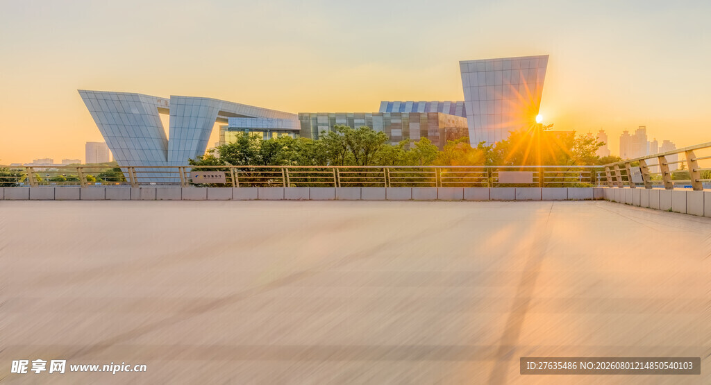 夕阳下的现代建筑景观