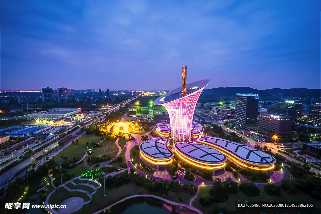 城市璀璨夜景中的独特建筑