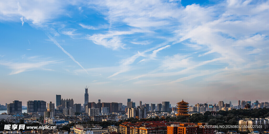 城市天际线蓝天白云相伴