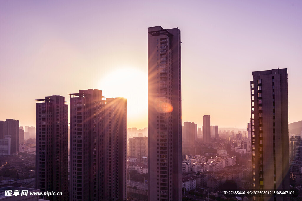 夕阳下的城市高楼景观
