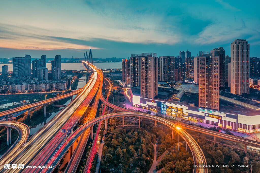 城市夜景中的繁华交通枢纽