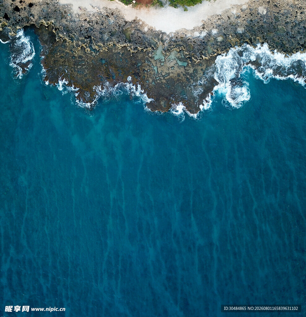 俯瞰蔚蓝大海与白色浪花