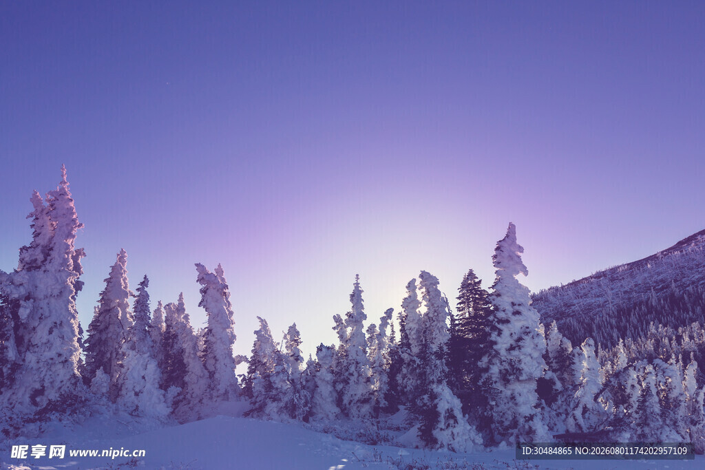 雪覆山林的梦幻黄昏景色
