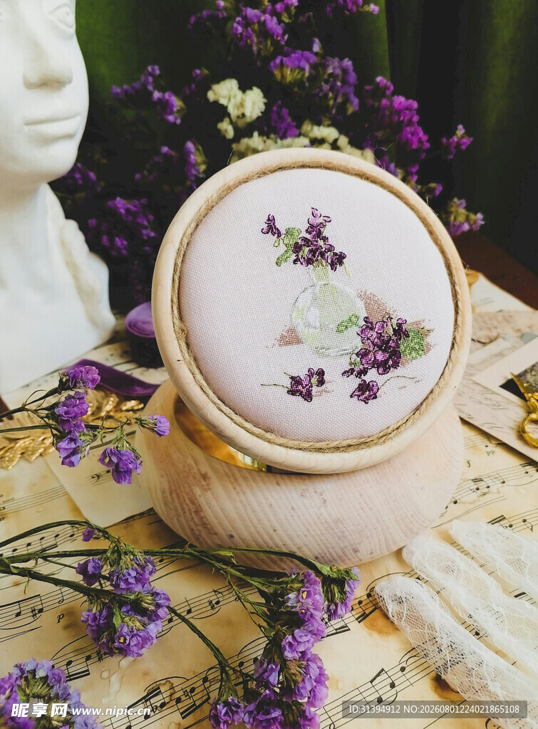 精致刺绣饰品点缀浪漫花卉