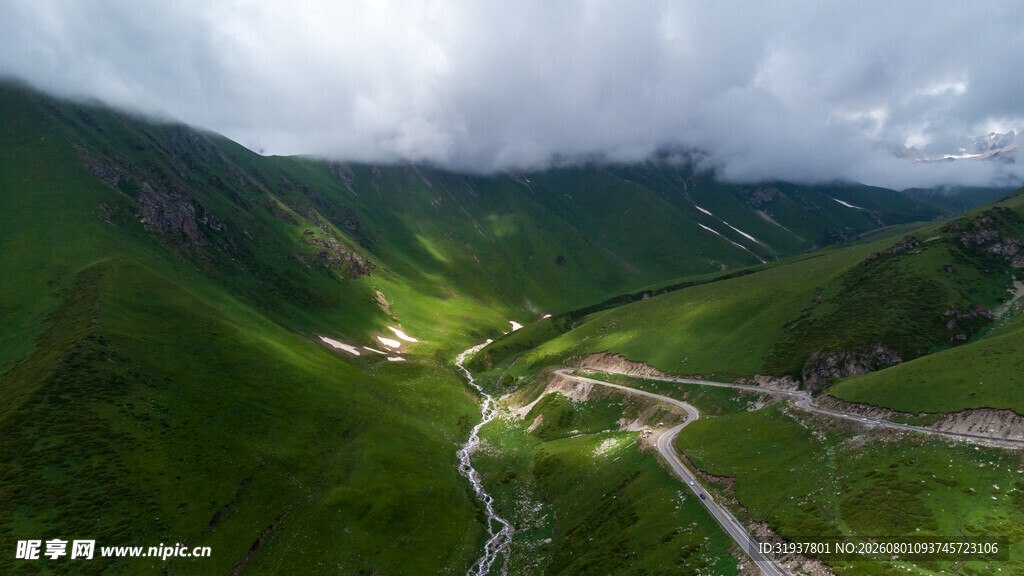 山间绿野蜿蜒小路风景