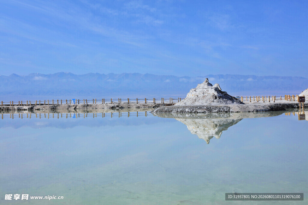 盐湖美景澄澈湖面映建筑