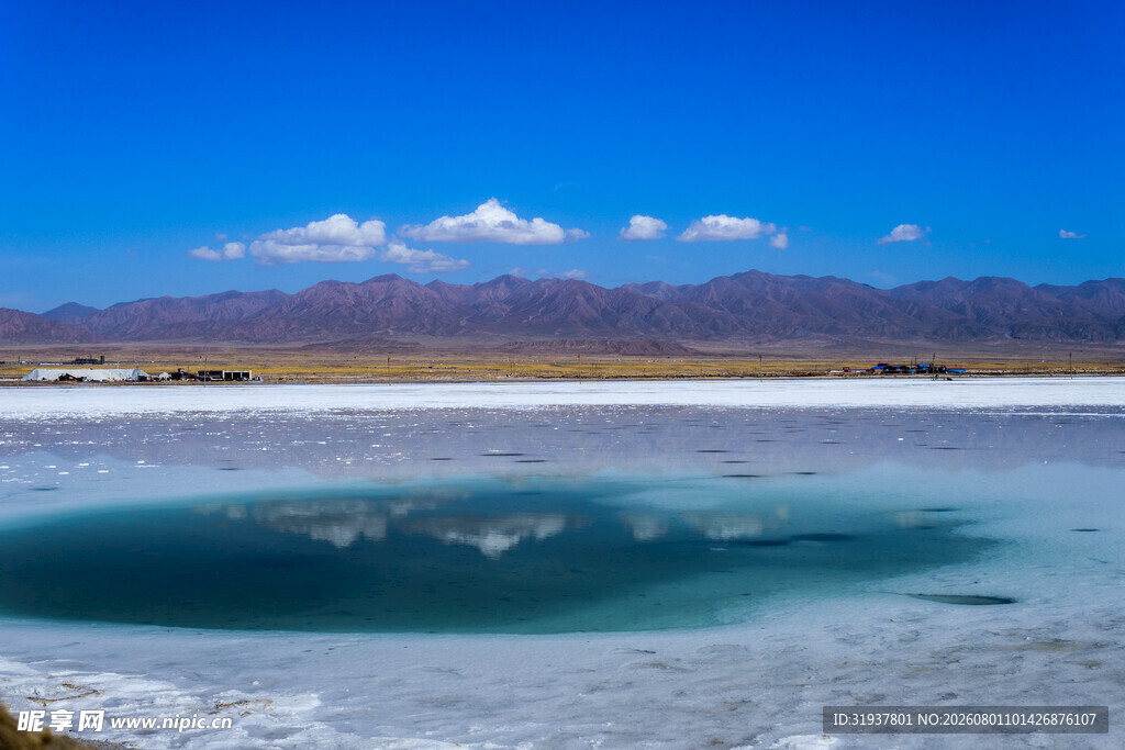 美丽盐湖与远处山峦景观
