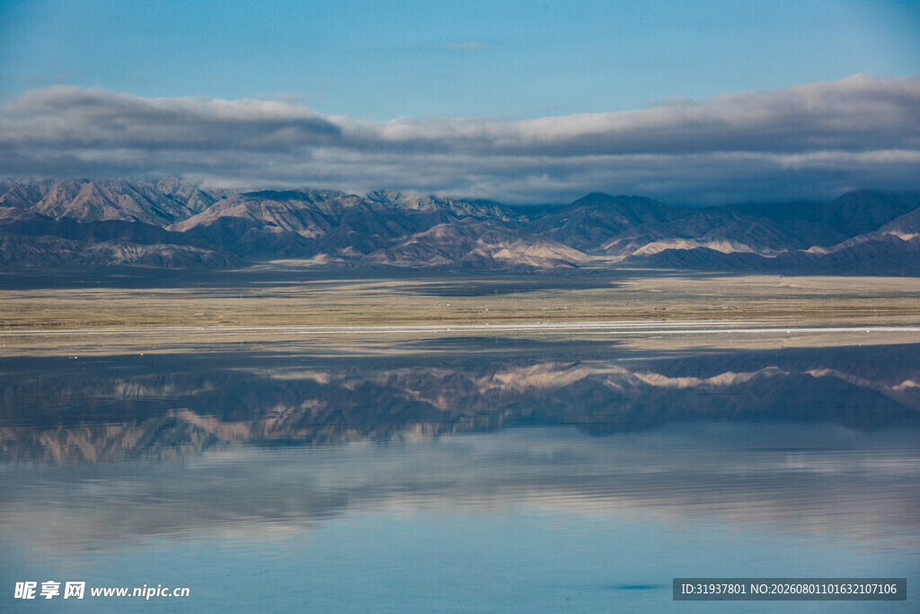 平静湖面映远山美景