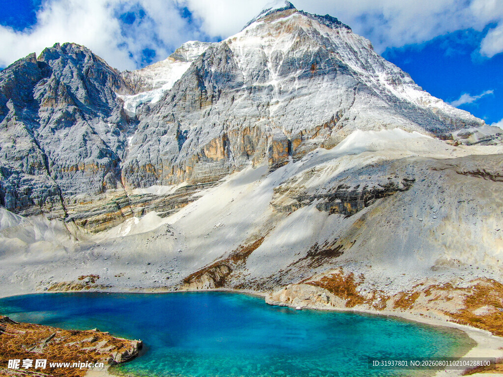 雪山下的碧蓝湖泊美景
