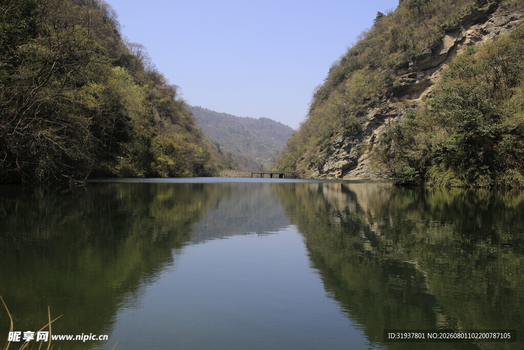山间静谧湖水景色