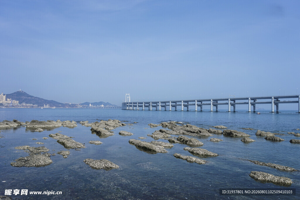 海边栈桥与礁石景观