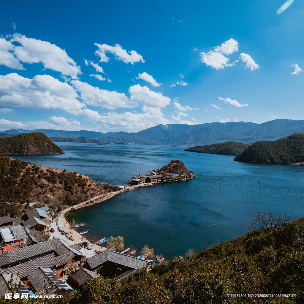 湖畔美景山水相依的宁静之地