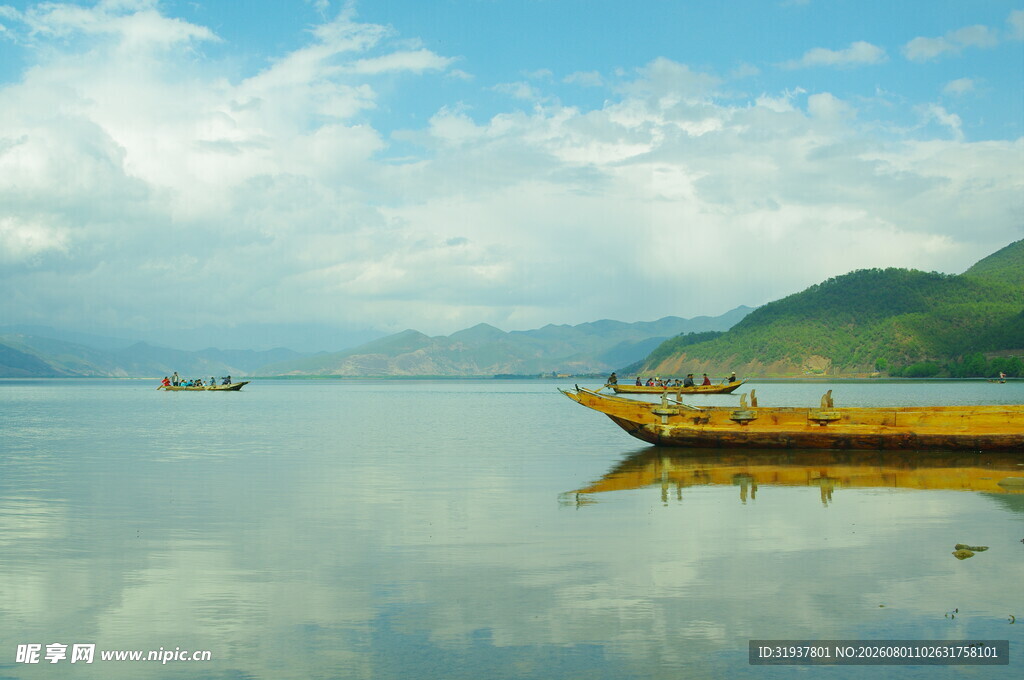 宁静湖面的孤舟美景