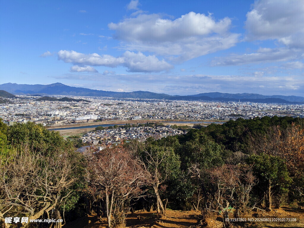 俯瞰山间城市美景