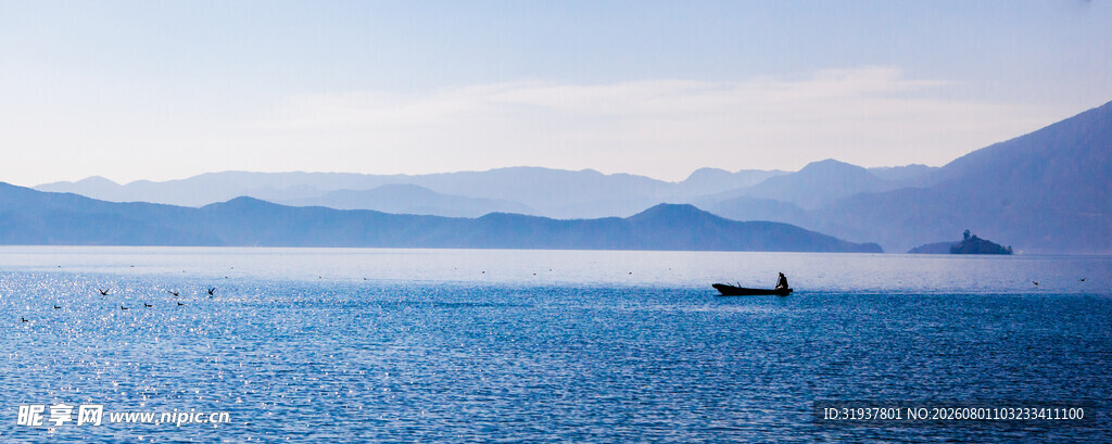 辽阔海面孤舟远景