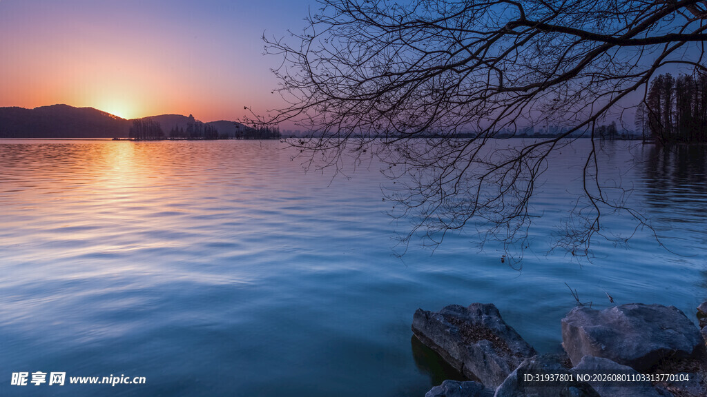 湖畔夕阳下的宁静美景
