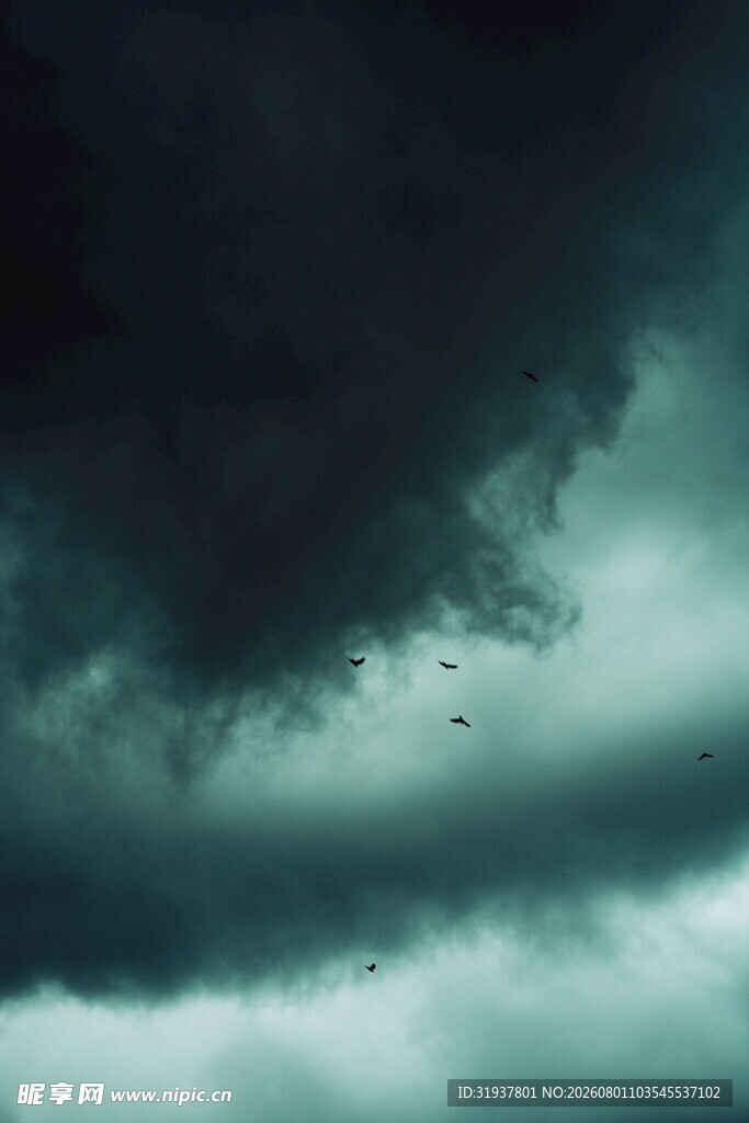 乌云密布的阴沉天空