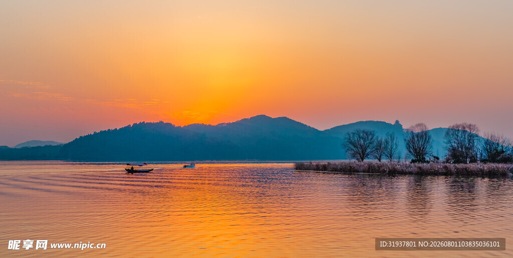 湖畔夕阳下的宁静美景