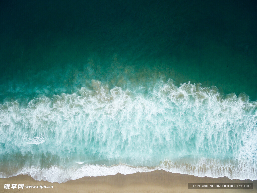 海浪轻拍沙滩的美丽瞬间