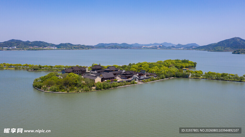 湖中小岛建筑风光