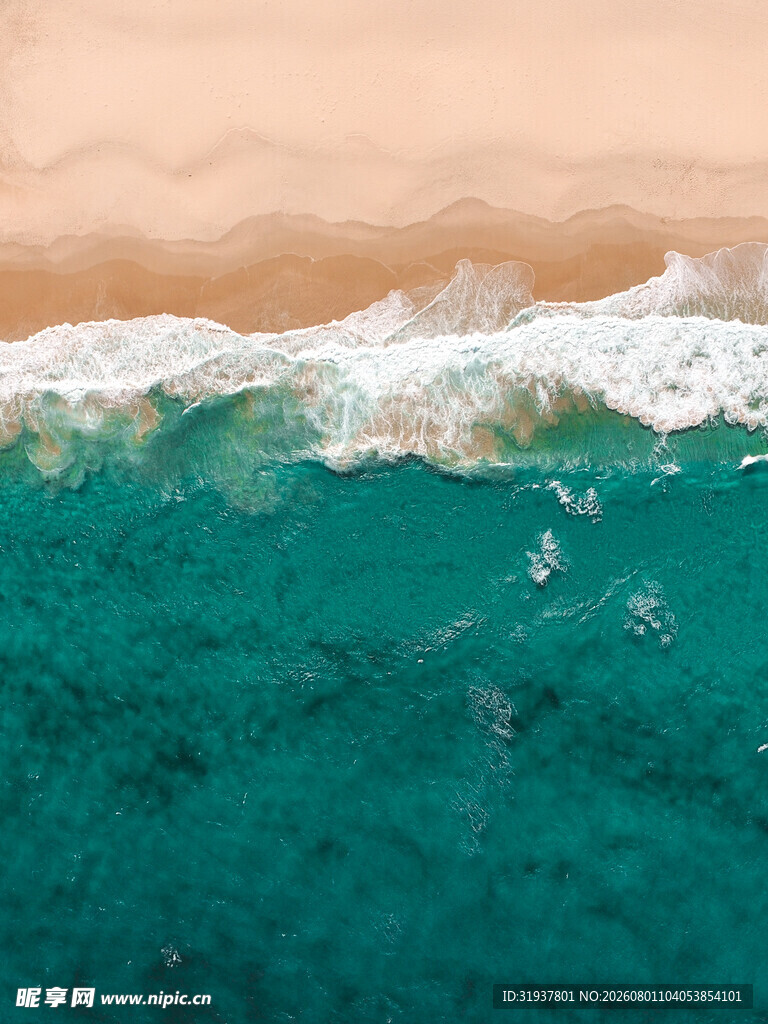 海浪翻涌的碧蓝海洋