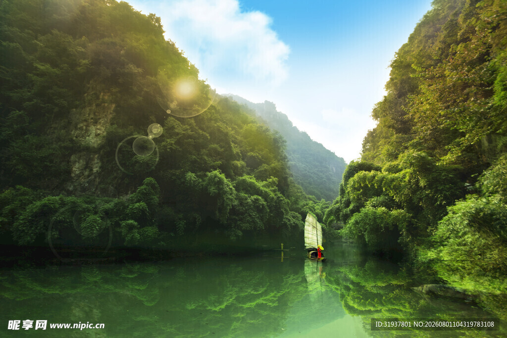 青山绿水间的静谧小船