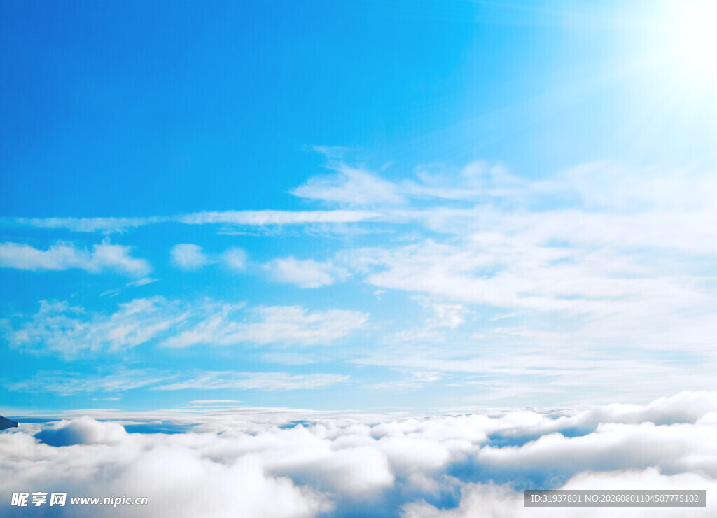 云端之上的晴朗蓝天