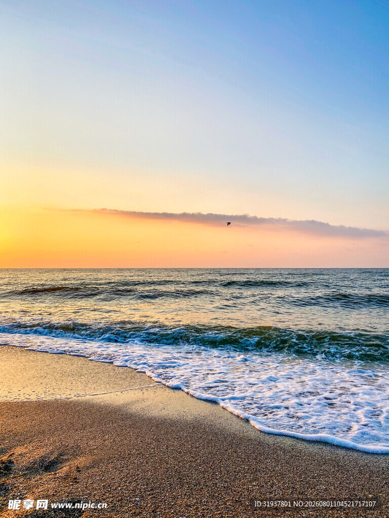夕阳下的美丽海滩风光