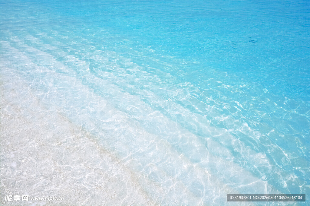 清澈海边浅滩蓝色海水