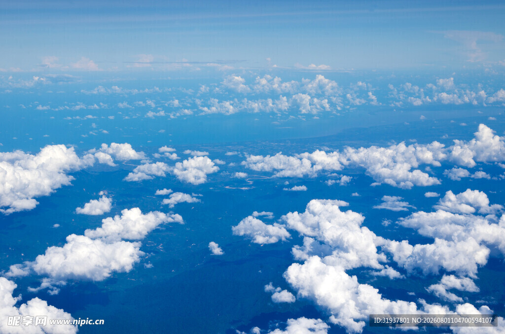 高空俯瞰碧蓝云海