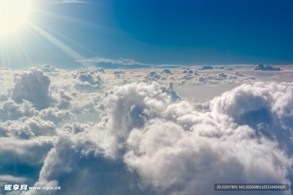 高空云海阳光穿透美景