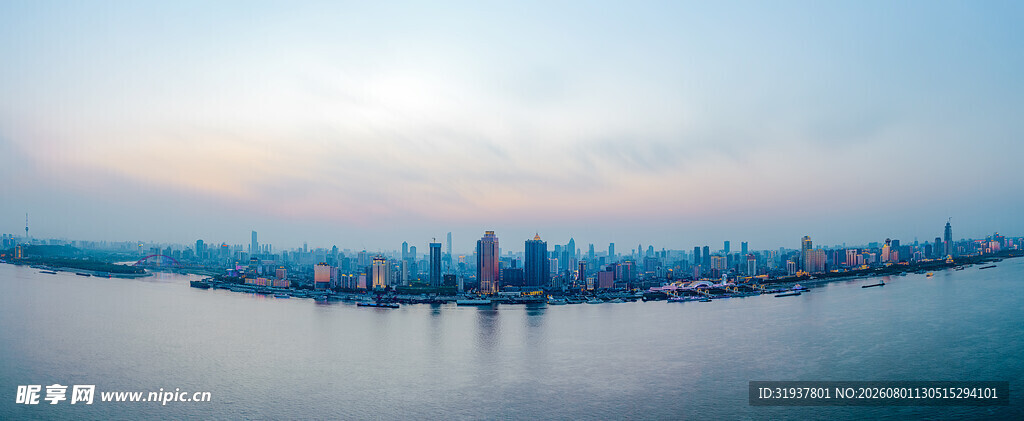 城市天际线与平静水面景观