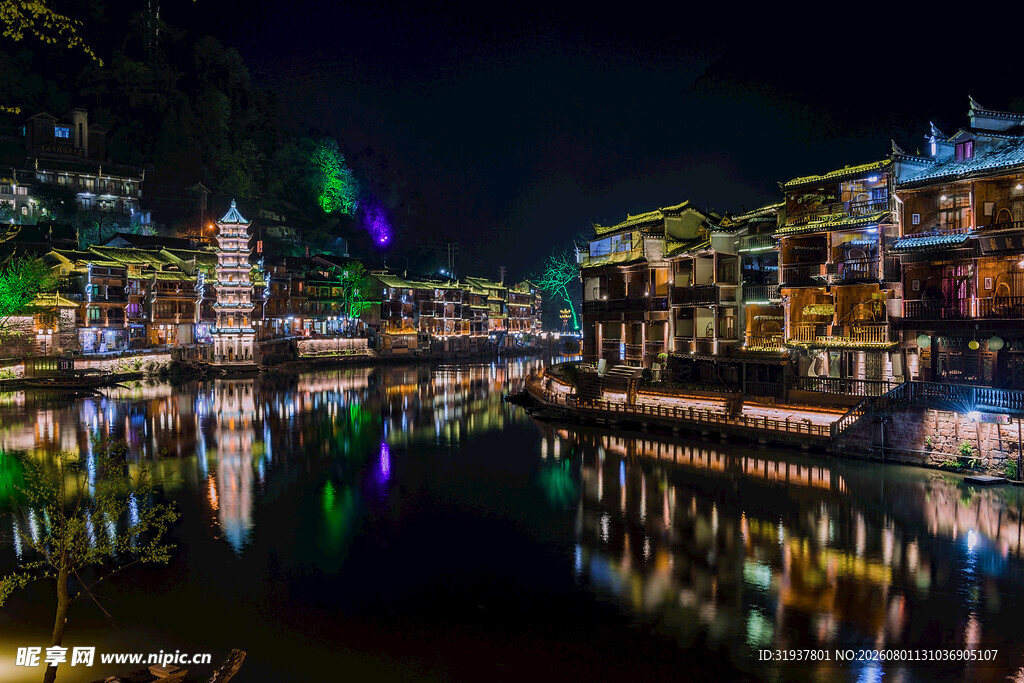古镇夜景璀璨灯火映河水