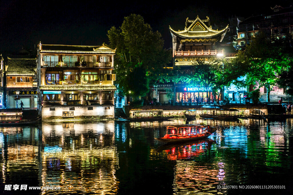 古城夜景水面倒映璀璨灯火