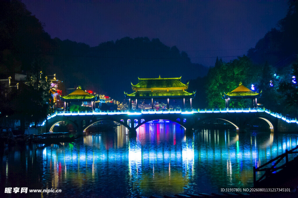 古桥夜景璀璨灯光映山水
