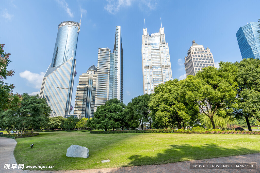城市绿地旁的摩天大楼景观