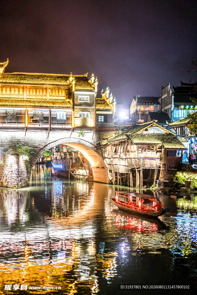 古桥夜景映于波光之上