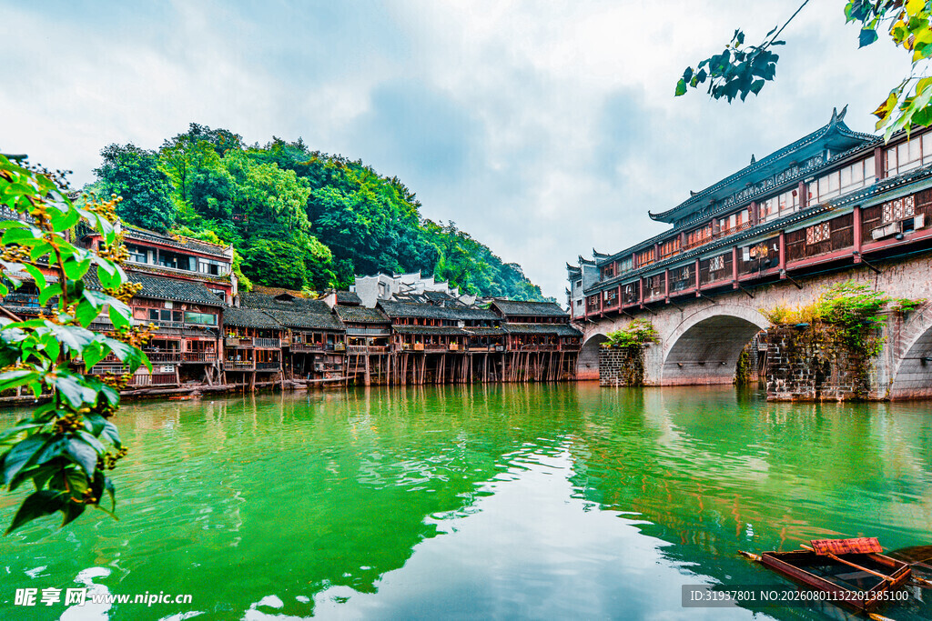古桥绿水畔的中式水乡风光