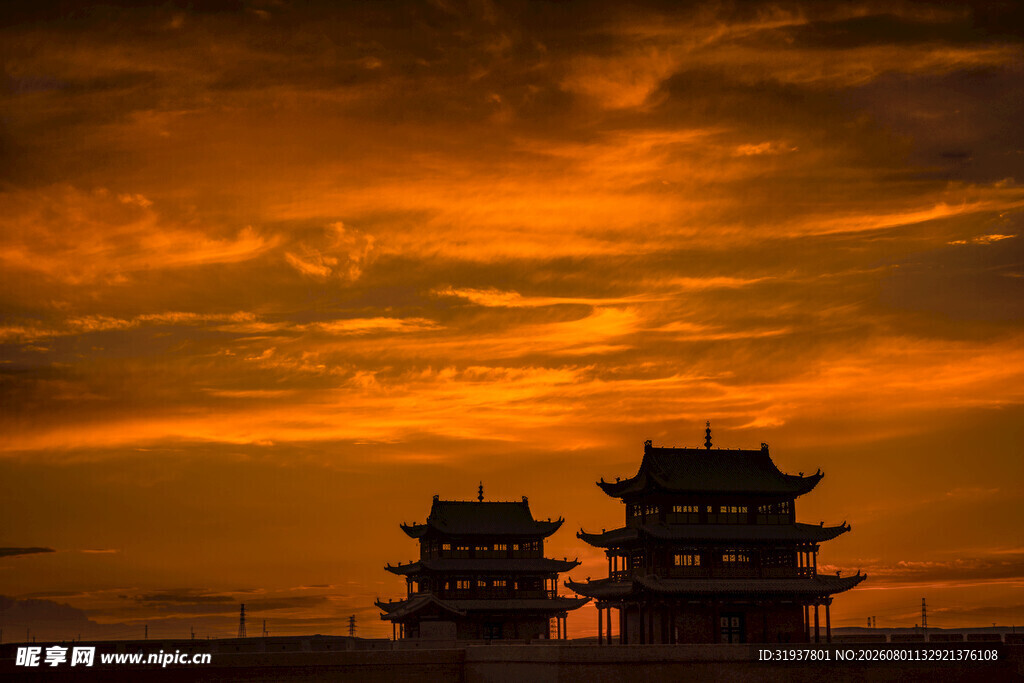 夕阳下的古建筑剪影