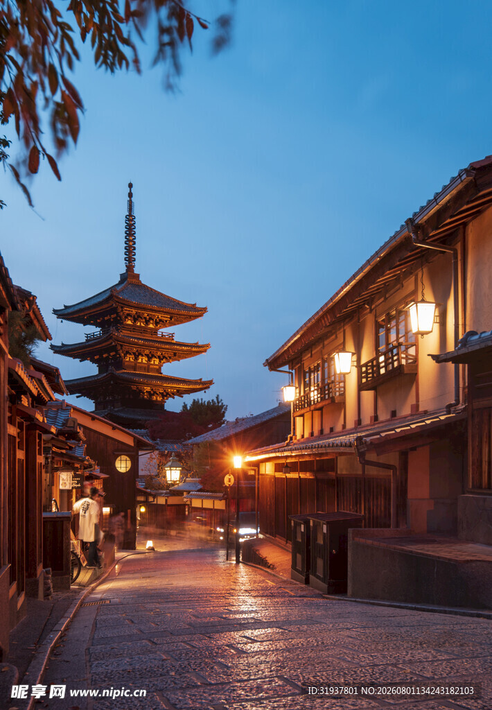 古街夜景中的传统建筑