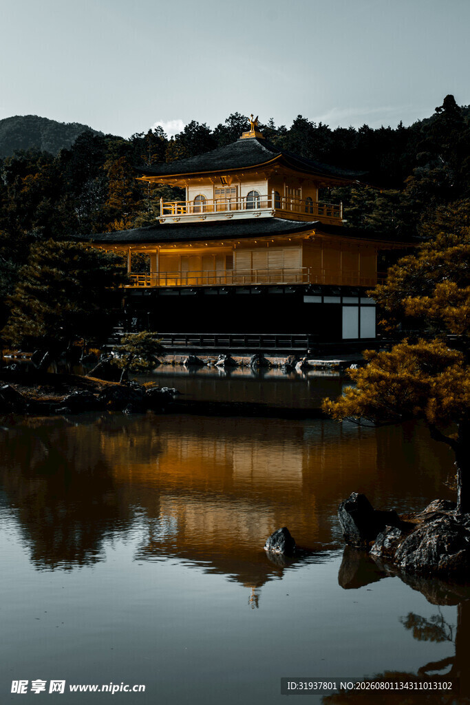 湖畔古建倒影静谧美景