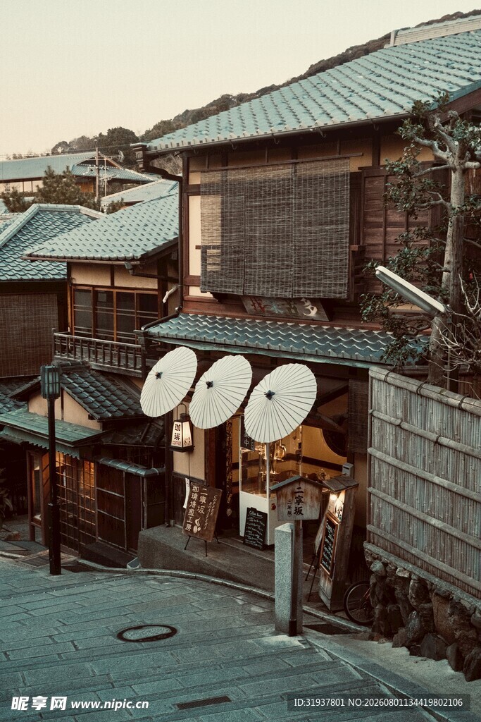 日式传统建筑与卫星天线