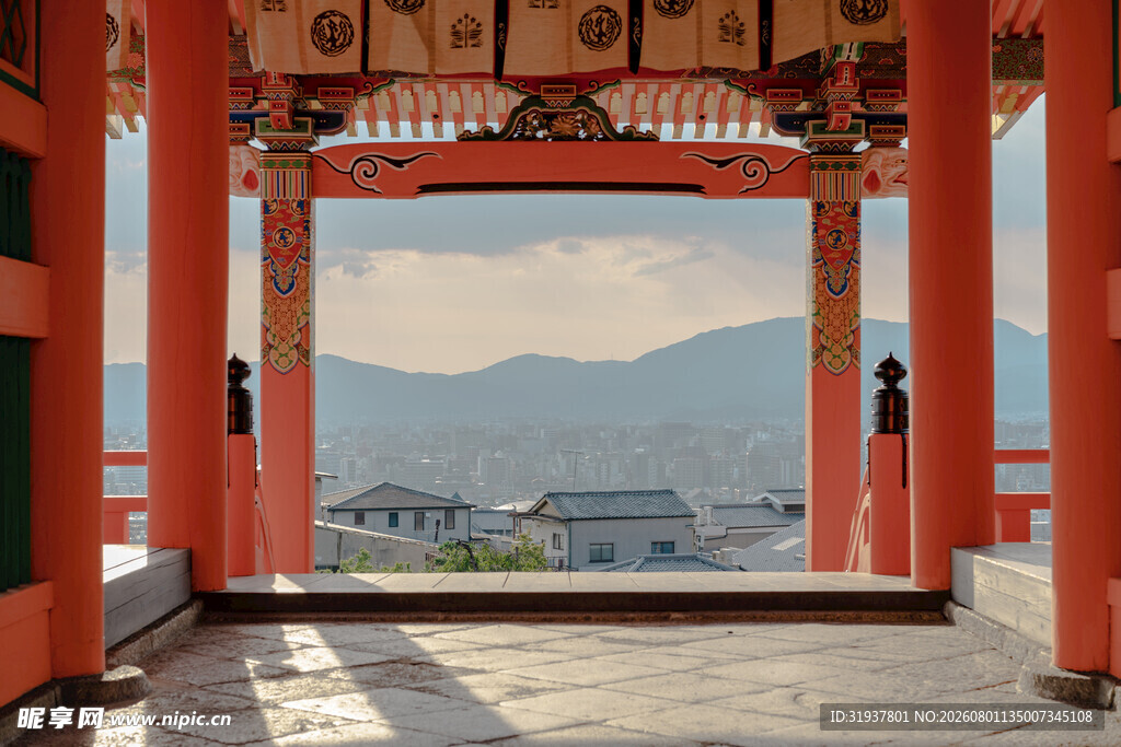 日式红门望山川美景