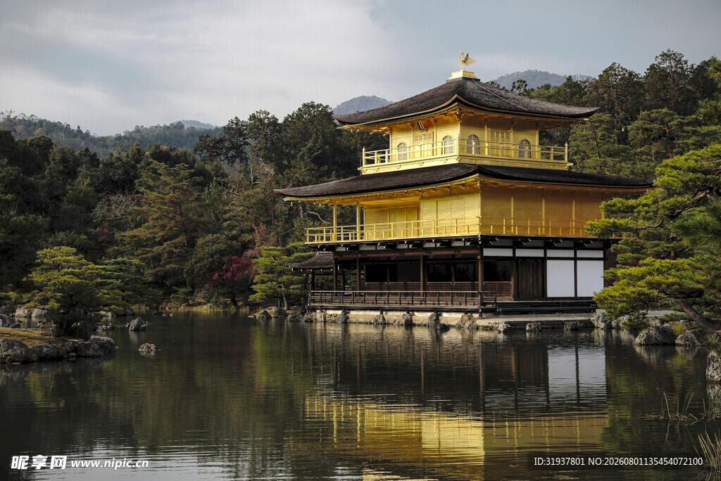 日本金阁寺湖畔美景