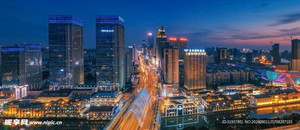 城市璀璨夜景俯瞰图