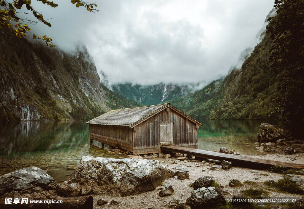 山间湖畔小屋静谧美景