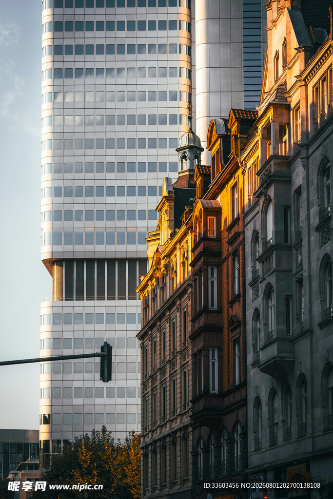 新旧建筑对比的城市街景