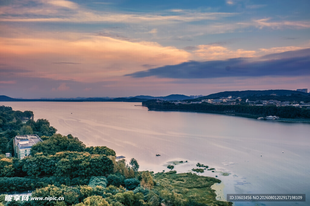 湖畔黄昏美景